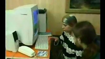 זוג רוסי חוקר את ההתנדנדות עם זוגות אחרים