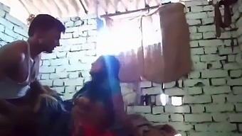 ربة منزل القرية الهندية تحصل على الجنس الشرجي من الخلف في الموضع