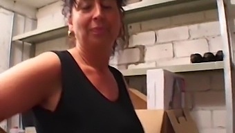 אמא חמה עם חזה גדול מזדיינת במחסן