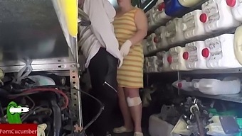זוג ספרדי נתפס במצלמה נסתרת בעבודה
