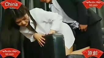 Asiatisk Skønhed Giver Footjob Og Ballbusting