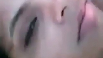 זוג מאודישה מתמכר לפעילויות מיניות בחוץ