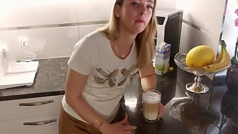 Se Et Par Forkæle Sig Med Femdom Og Cuckold Action I High Definition