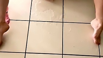 En Ung Og Attraktiv Pige Hengiver Sig Til Selvfornøjelse I Sin Stue, Viser Sin Slutty Side Ved At Sprøjte Og Pisse Overalt Med Entusiasme