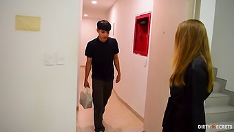 تتلقى فتاة جامعية شقراء تدليك والجنس الشرجي من عشيق ..