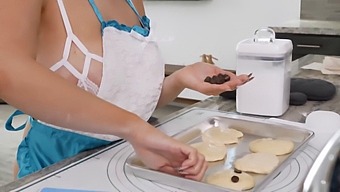 התענוג של טעימת זרע חם בפה שלי לאחר הזיון