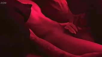Femdom-Mistress Bruger Bdsm-Teknikker Til At Glæde Mig