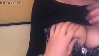 נערת יפנית חזקה עם חזה גדול מקבלת משחק חזה בסרטון מפורש