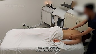 En Ung Servitrice Modtager En Uventet Massage Fra En Mandlig Klient På Et Spa.